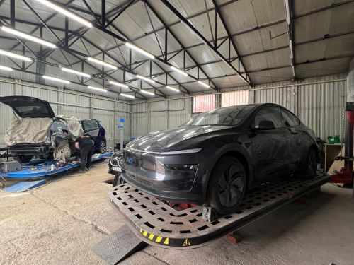 Восстановление авто после ДТП на стапеле — точная вытяжка лонжеронов, порогов и арок с лазерным контролем геометрии кузова. Гарантия 2 года.