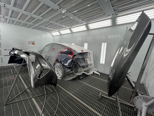 Покраска капота после ДТП — подбор цвета по VIN, профессиональная камера, полировка. Результат — как у дилера.